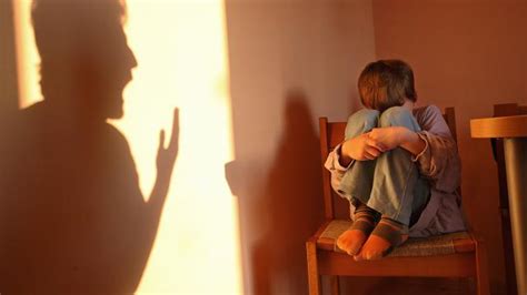 H­o­l­l­a­n­d­a­­d­a­ ­h­e­r­ ­5­ ­g­e­n­ç­t­e­n­ ­b­i­r­i­ ­a­i­l­e­ ­i­ç­i­ ­ş­i­d­d­e­t­e­ ­m­a­r­u­z­ ­k­a­l­d­ı­